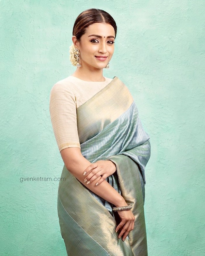 Poses For Girls in Saree
