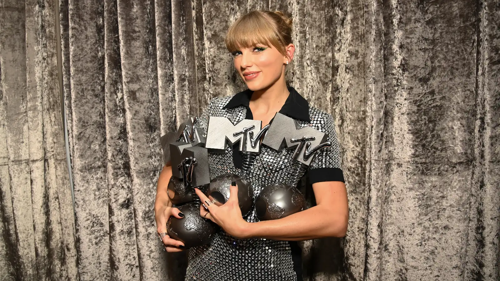 Taylor Swift takes homes top trophies at MTV Europe Music Awards
